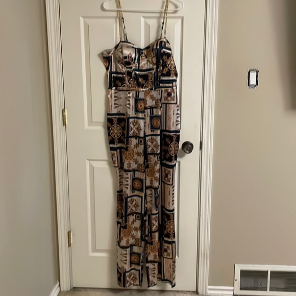 Fitted Guess pant jumpsuit. Shiny Gold, beige, green, black. - Picture 1 of 5